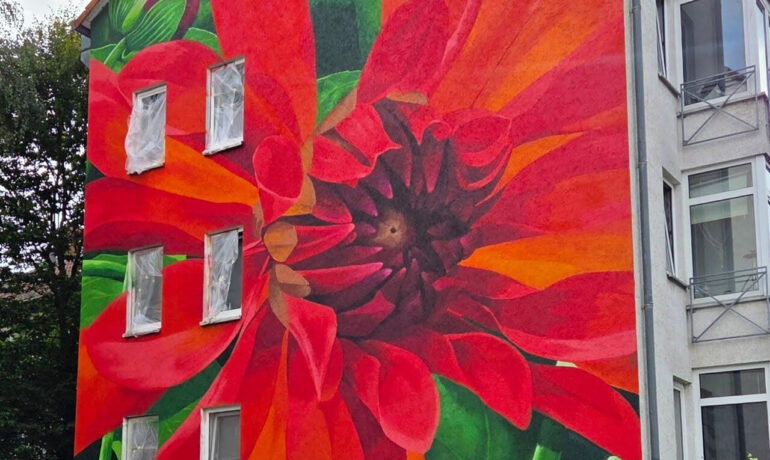 Neue Fassadenkunst im Kasseler Wesertor: Eine Dahlie für die Magazinstraße